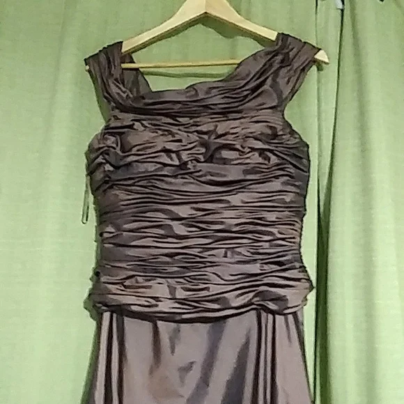 JS COLLECTIONS LONG BROWN SATIN FORMAL DRESS SIZE 10 - Picture 9 of 16